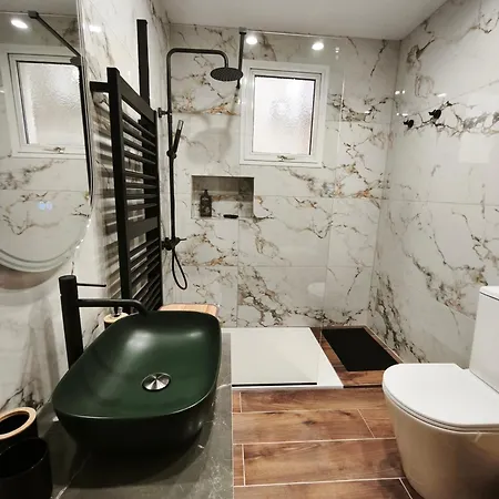 Renovated 2br Near Mackenzie - New Sunrise 105 Apartment *